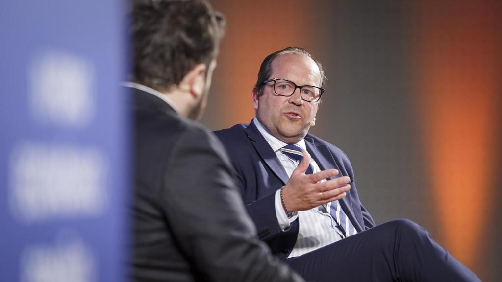 Javier Domínguez Lino, presidente ejecutivo de Sogama, durante su conversación con Pablo Grandío, fundador y director de Quincemil y Treintayseis; en la primera jornada del II Foro Económico Español en Galicia 'La Galicia que viene'.