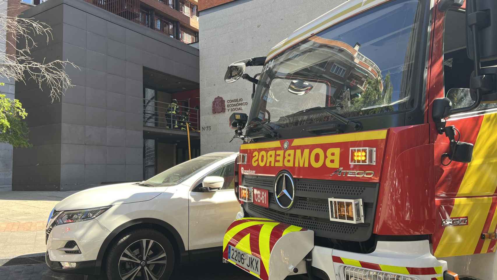 Un camión de bomberos frente al edificio del Ministerio de Sanidad.