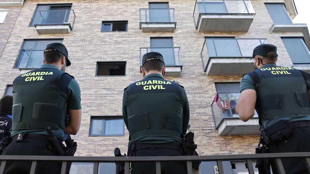 La Guardia Civil vigila el edificio okupado en Majadahonda donde se ha producido una pelea.