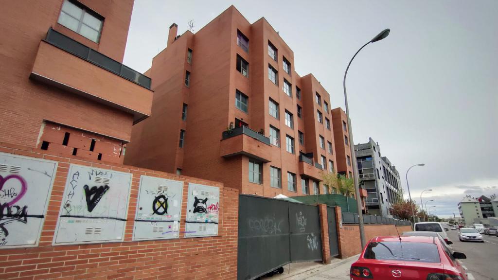 El edificio okupa visitado por Ortega Smith este martes, en la calle Sinfonía, en Carabanchel.