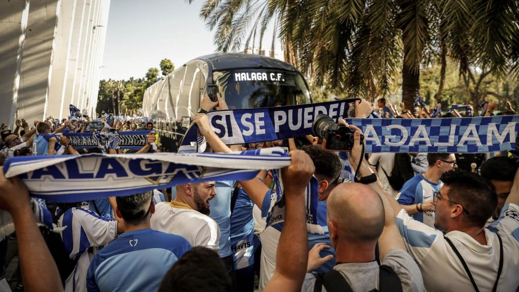 Aficionados del Málaga a las puertas de La Rosaleda.