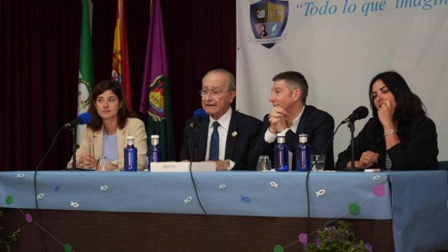 Yasmina Laraudogoitia, responsable de Relaciones Institucionales de TikTok;  Francisco de la Torre, alcalde de Málaga;  director del IES y Yolanda Rueda, presidenta de Cibervoluntarios.