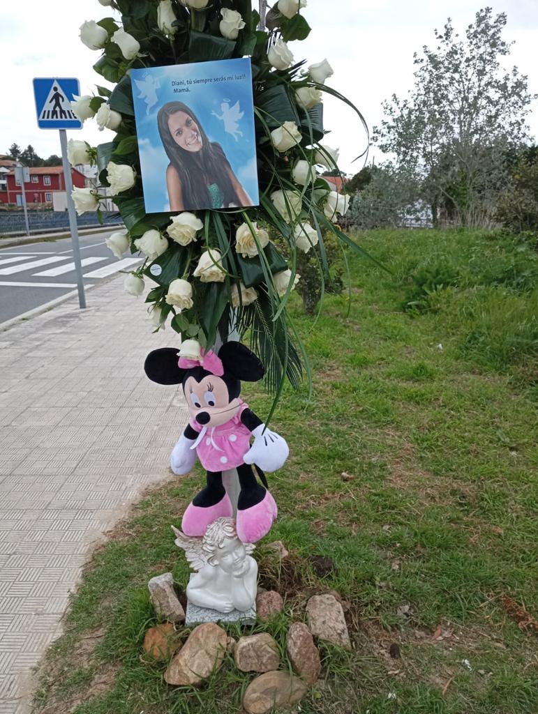 Altar improvisado en recuerdo de Diana Quer esta mañana en A Pobra do Caramiñal