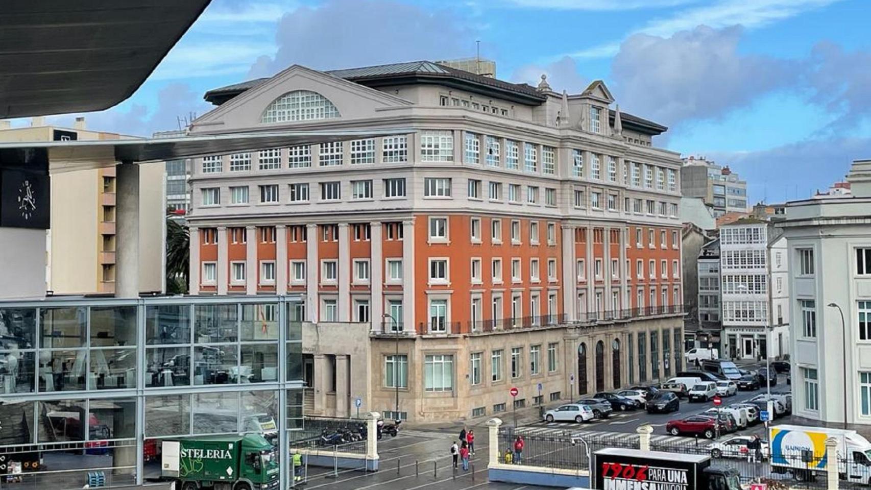 El Teatro Colón desde el Palexco de A Coruña.