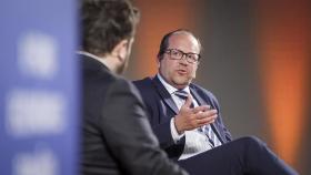 Javier Domínguez Lino, presidente ejecutivo de Sogama, durante su conversación con Pablo Grandío, fundador y director de Quincemil y Treintayseis; en la primera jornada del II Foro Económico Español en Galicia ‘La Galicia que viene’.