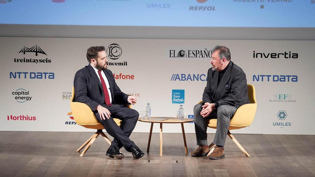 Salvador Naya, vicerrector de Política Científica, Investigación y Transferencia de la Universidade da Coruña (UDC), durante su conversación con Pablo Grandío, Pablo Grandío, fundador y director de Quincemil y Treintayseis