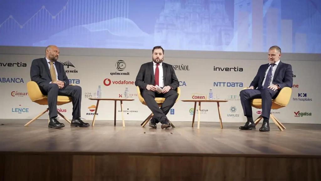 De izquierda a derecha; Aquilino Abeal, consejero delegado de Aeromedia; Pablo Grandío, fundador y director de Quincemil y Treintayseis; y Raúl Cortijo, director de Operaciones de Umiles UAV.