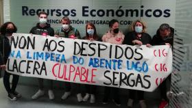 Miembros de CIG-Servizos y personal despedido se encierran en el CHUAC de A Coruña