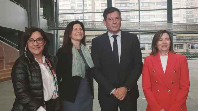 La subdelegada del Gobierno en Pontevedra, Maica Larriba; la secretaria general de Investigación, Raquel Yotti; el delegado del Gobierno en Galicia, José Ramón Gómez Besteiro; y la secretaria general de Pesca, Isabel Artime.