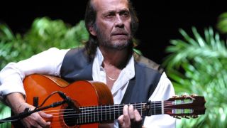 Paco de Lucía, el genio de la guitarra que encumbró el flamenco: de las limosnas de los señoritos al Teatro Real