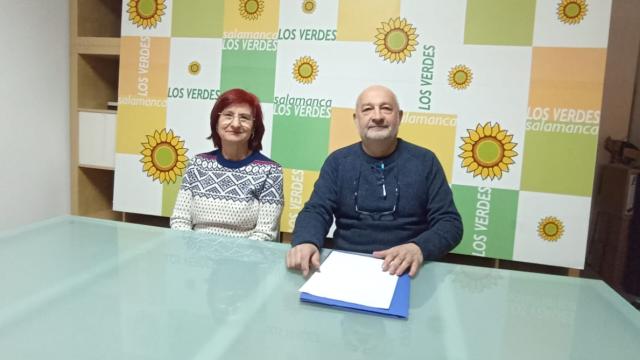 El portavoz de Alianza Verde Salamanca, Ángel Gamazo, junto a la concejala de Podemos, Carmen Díez