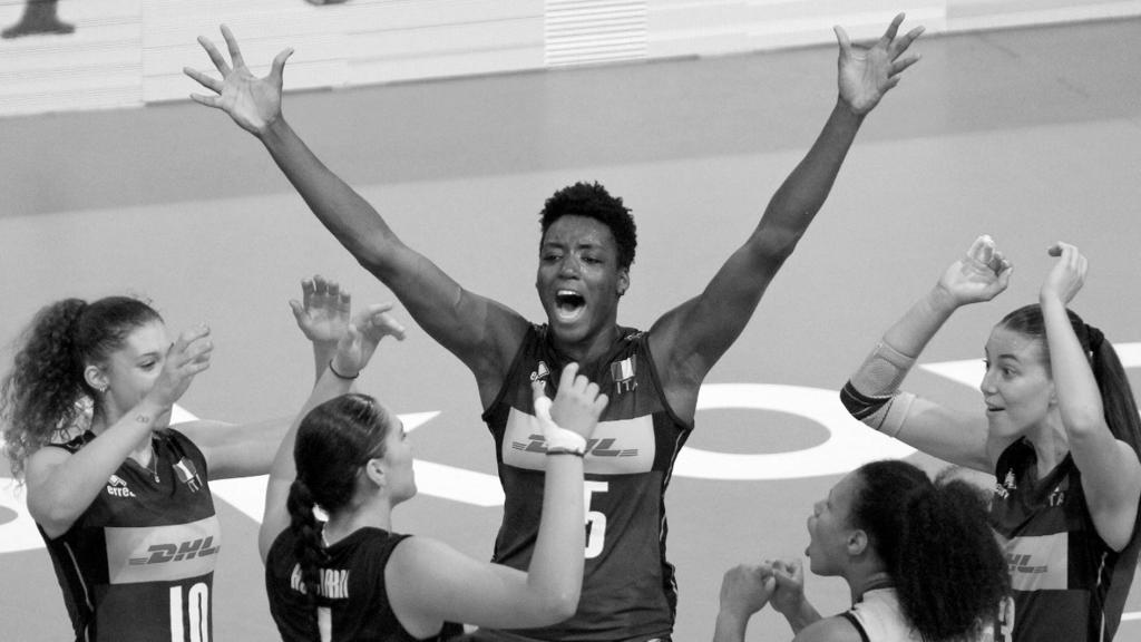 Julia Ituma, en el centro, durante un partido de voleibol