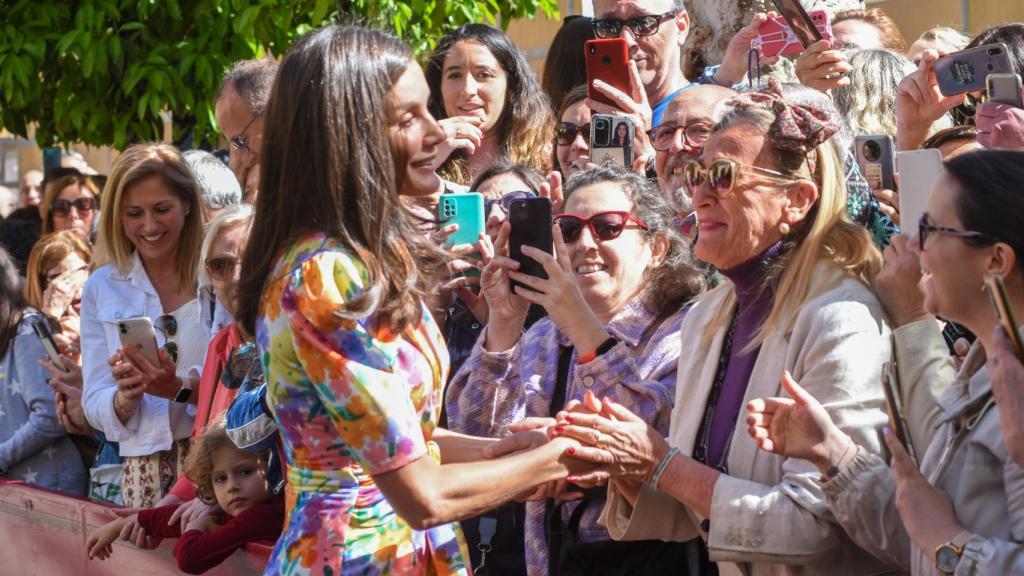 La reina Letizia saludando a los cordobeses en el marco de la proclamación del Premio de 'Artes y Letras', de la Fundación Princesa de Girona.