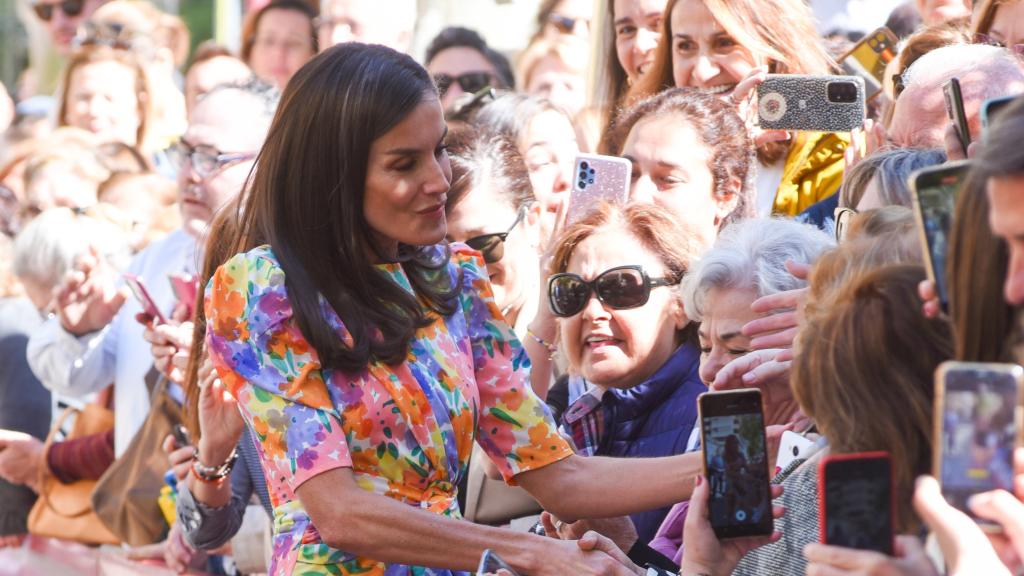 La Reina saludando a los cordobeses este jueves 13 de abril.