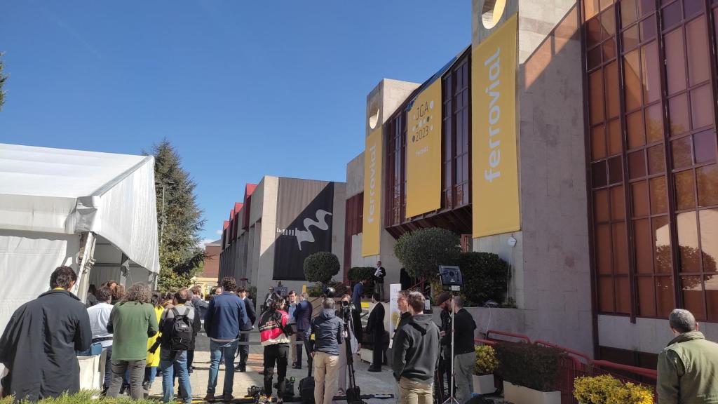 Medios de comunicación ayer a la entrada a la Junta de Accionistas de Ferrovial.