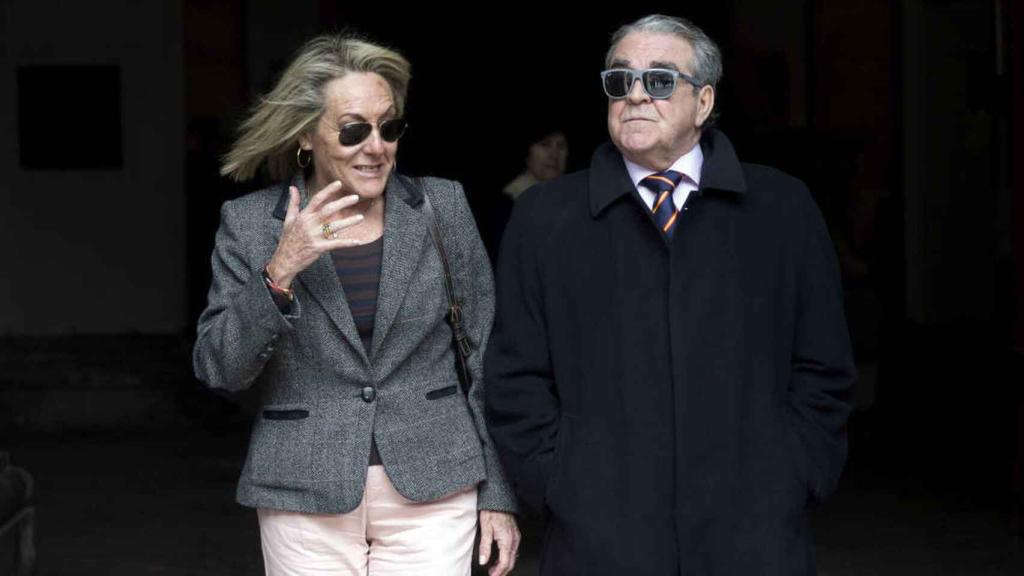 El abogado Corbín, junto a la exsecretaria del PP, Mari Carmen García Fuster, tras declarar en 2016.