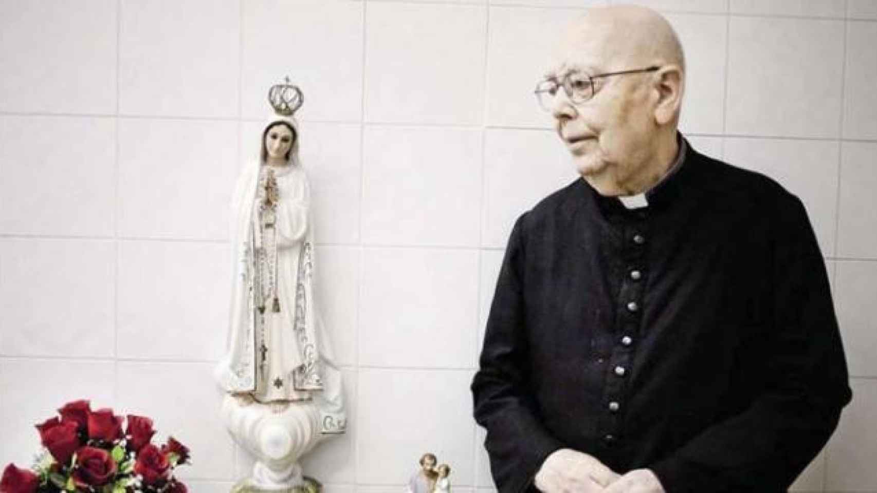 El padre Amorth junto a una imagen de la Virgen