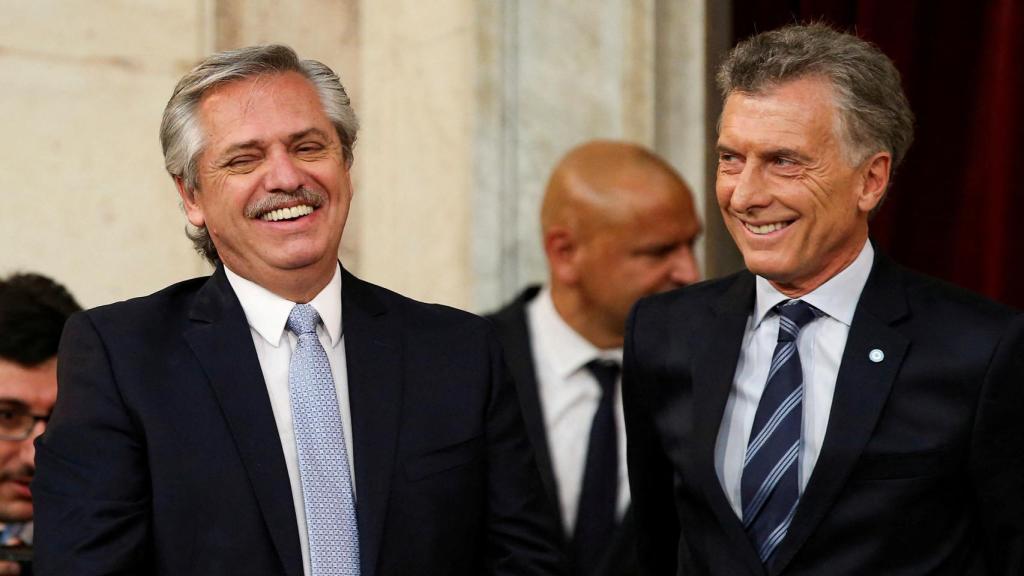 Alberto Fernández (izda.) y Mauricio Macri (dcha.), en la toma de juramento del primero en 2019.