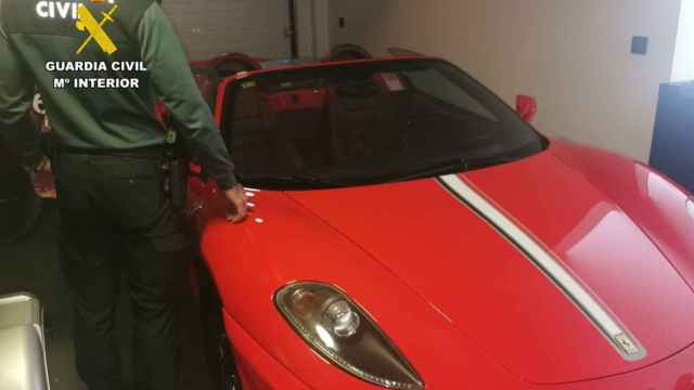 El coche Ferrari encontrado en los chalets de lujo de los traficantes.