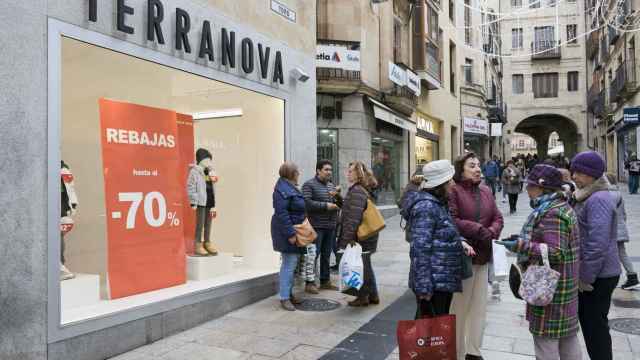 Imagen de personas comprando en tiendas de Salamanca.
