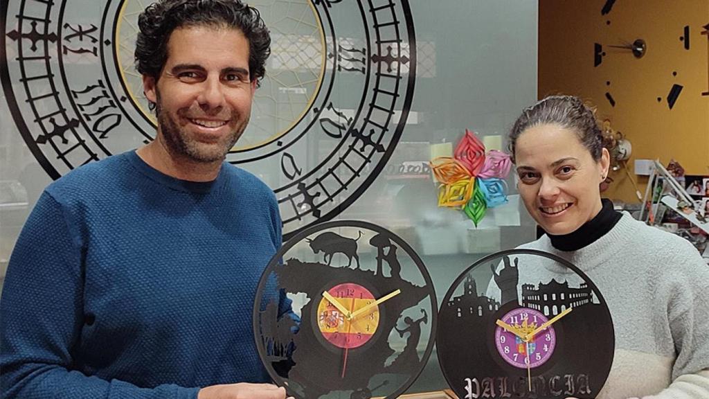 Javier junto a su hermana Rosa y los curiosos relojes