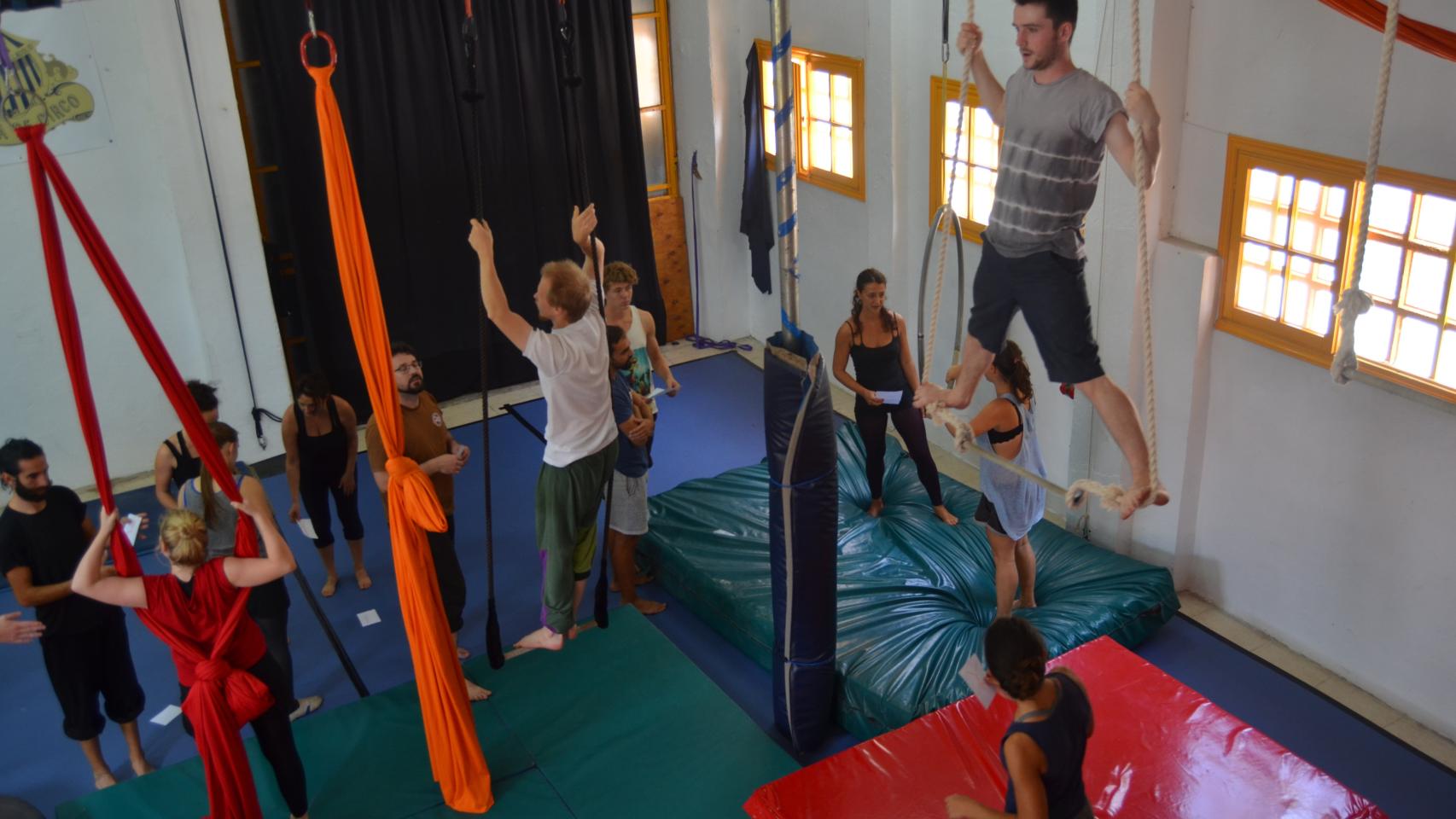 Alumnos de la Escuela de Circo de Valladolid durante un ejercicio