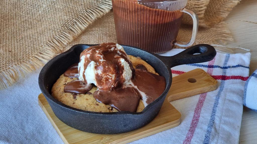 Cookie de chocolate y helado de vainilla con salsa de chocolate, así se hace la mítica Skillet Cookie del Tony Roma's