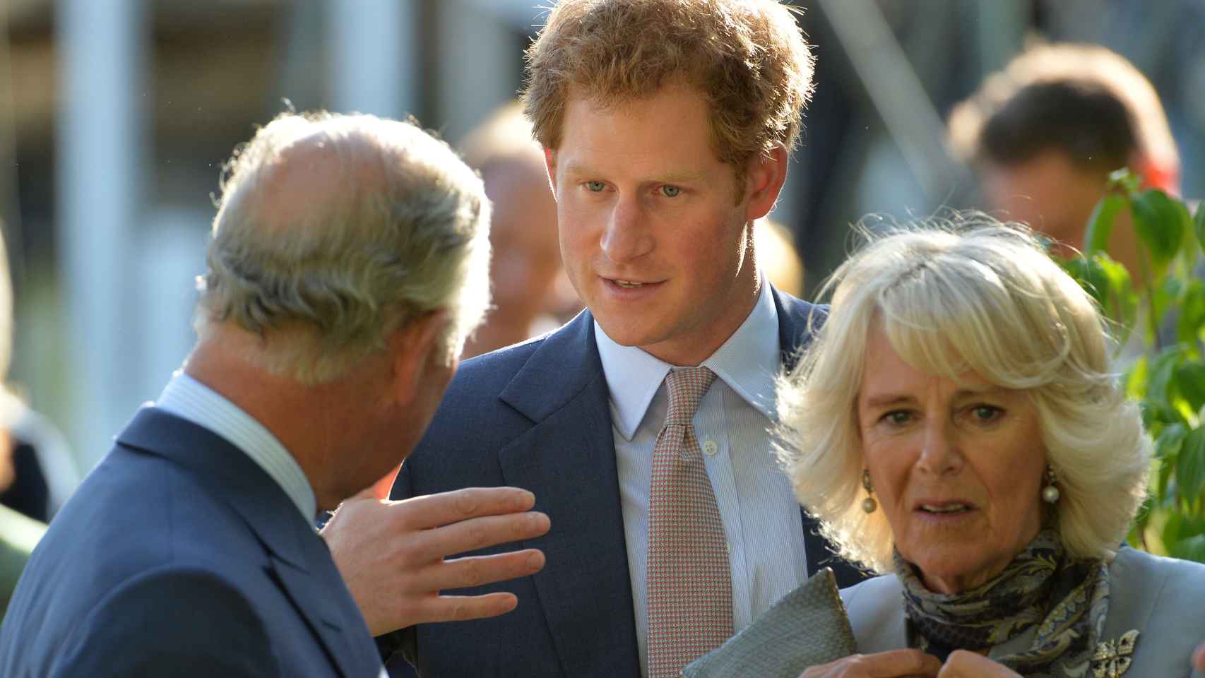 El príncipe Harry junto a los Reyes de Inglaterra, en una imagen de archivo.