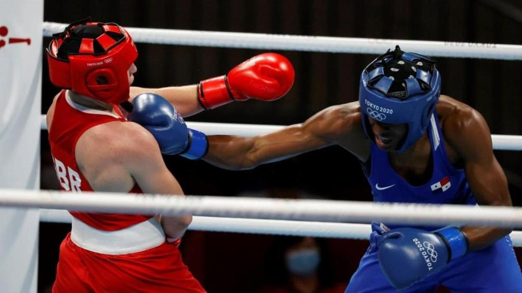 Combate de boxeo en los Juegos Olímpicos de Tokio 2020.