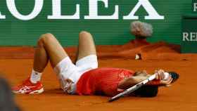 Novak Djokovic, sobre el suelo de la tierra batida de Montecarlo.