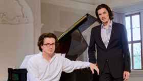 André Schuen (de pie) junto al pianista Daniel Heine (sentado). Foto: Web oficial de Andrè Schuen