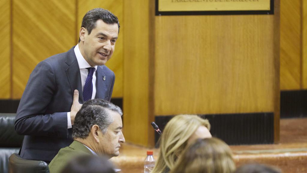El presidente de la Junta, Juanma Moreno, durante la sesión de control en el Parlamento andaluz.