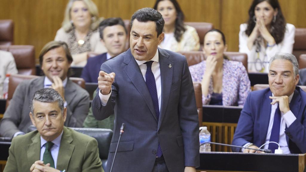 El presidente de la Junta, Juanma Moreno, este jueves, durante la sesión plenaria del Parlamento andaluz.