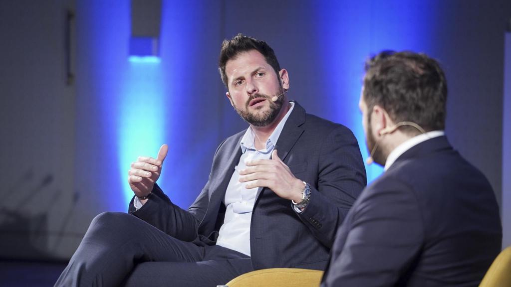 Javier Martínez Torres, director de Inteligencia Artificial, Data y Analytics de NTT Data Galicia y Asturias, durante su conversación con  Pablo Grandío, fundador y director de Quincemil y Treintayseis.