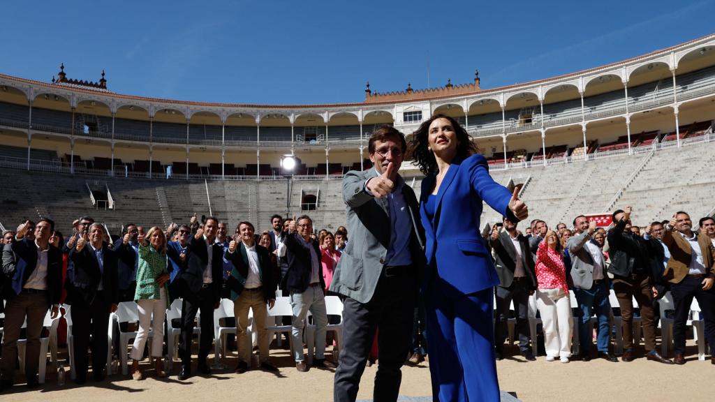 Isabel Díaz Ayuso y José Luis Martínez Almeida con todos los candidatos municipales de Madrid.