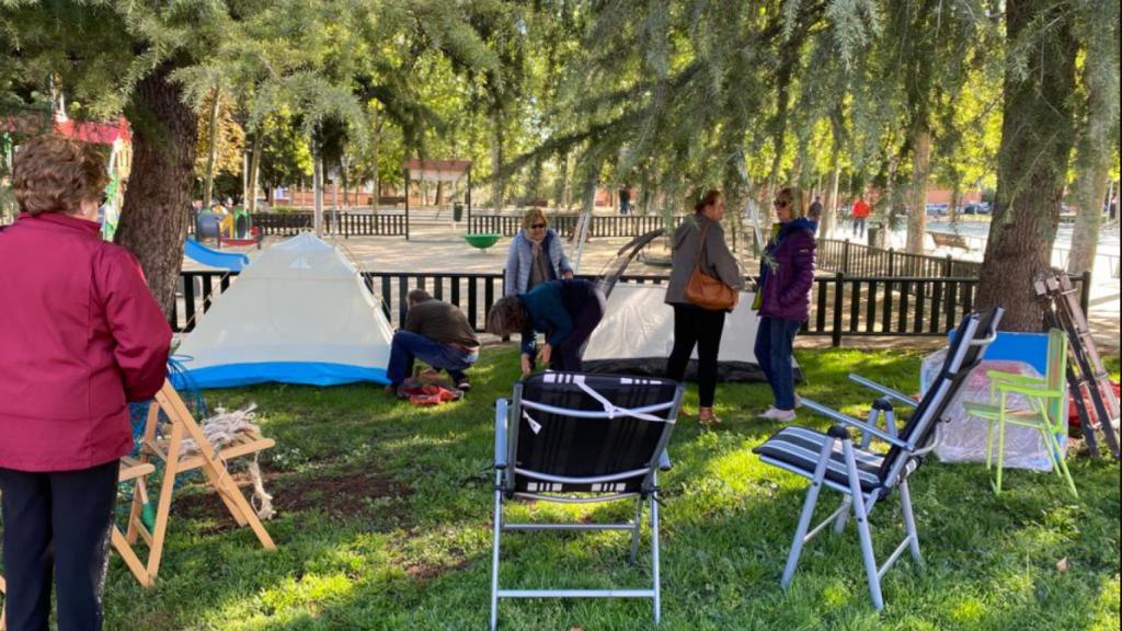 Vecinas desalojados de San Fernando de Henares acampan en la calle Ventura de Argumosa.