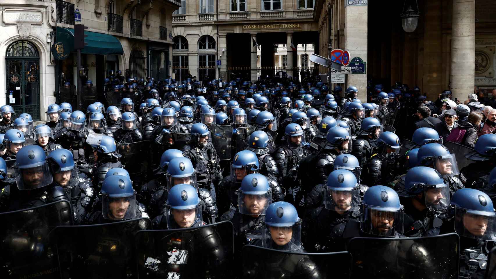 Los gendarmes franceses protegen la sede del Constitucional este jueves