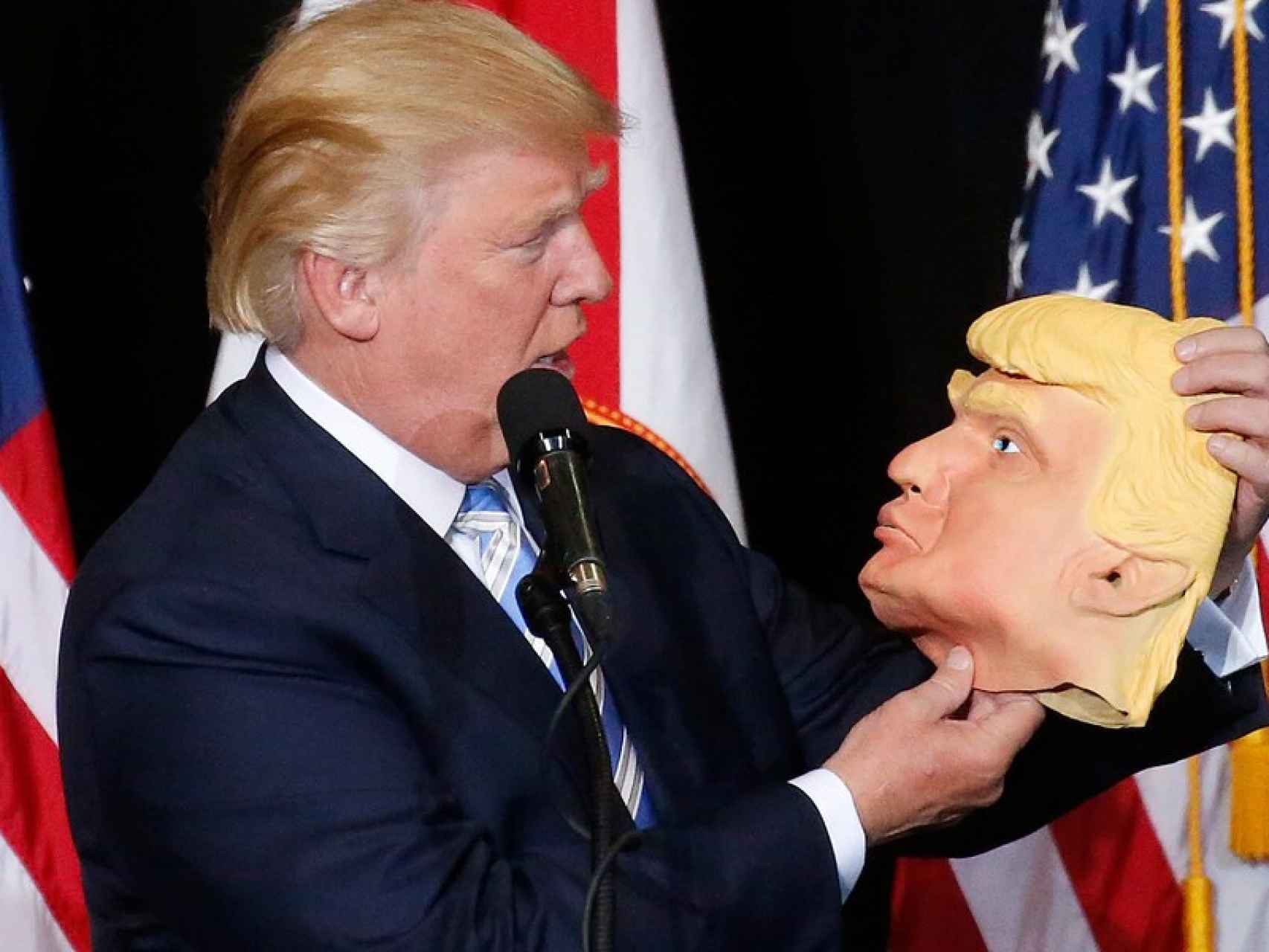 Donald Trump escruta una máscara de Donald Trump.