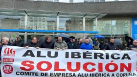 Protesta de Alu Ibérica frente a la Delegación Territorial de la Xunta.