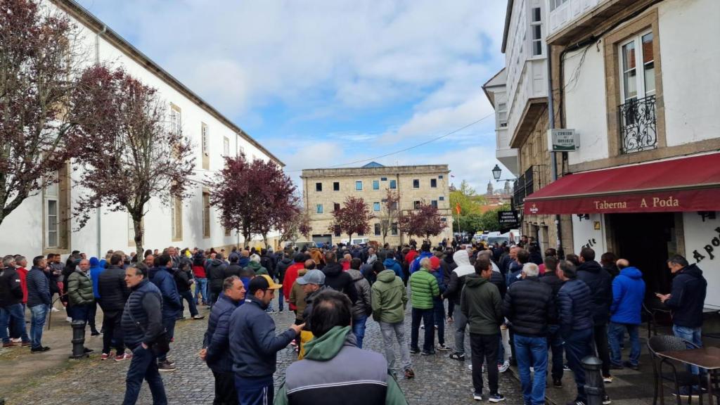 Decenas de mejilloneros en los alrededores de la Comisaría de Santiago de Compostela