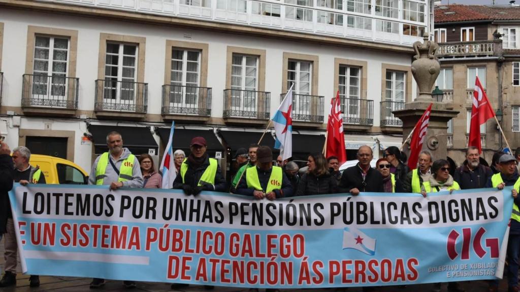 Jubilados y pensionistas se manifiestan en Santiago de Compostela.
