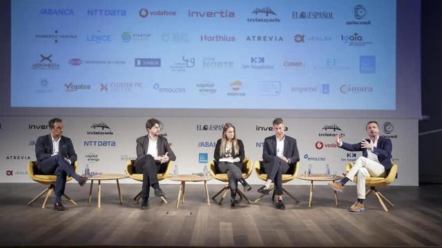 Imagen de la mesa redonda ‘Movilidad, construcciones e infraestructuras sostenibles’, en la segunda jornada del II Foro Económico Español en Galicia ‘La Galicia que viene’.