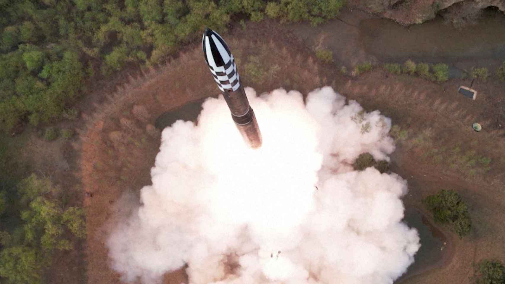 Una vista de un lanzamiento de prueba de un nuevo misil balístico intercontinental de combustible sólido (ICBM) Hwasong-18.