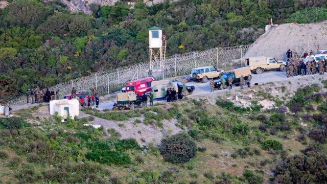 Unidades de la policía fronteriza de Marruecos desplegadas en su lado de la valla junto a Ceuta, este viernes.