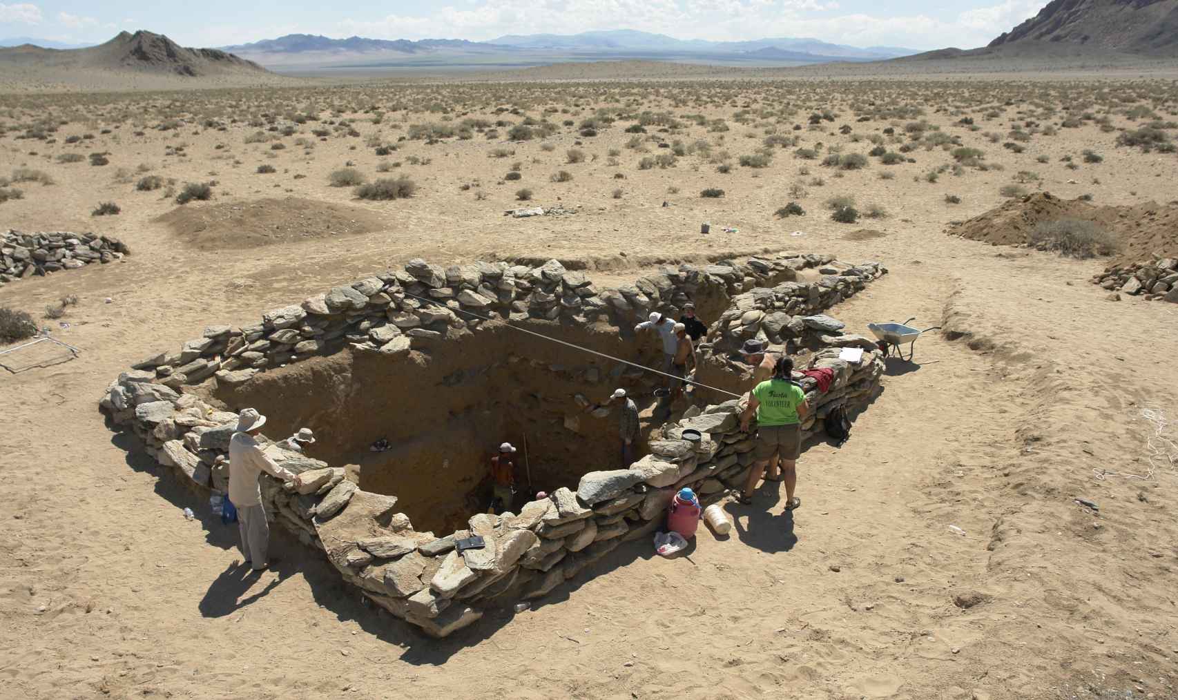 Excavación de una tumba de la élite en la necrópolis de Takhiltiin Khotgor.
