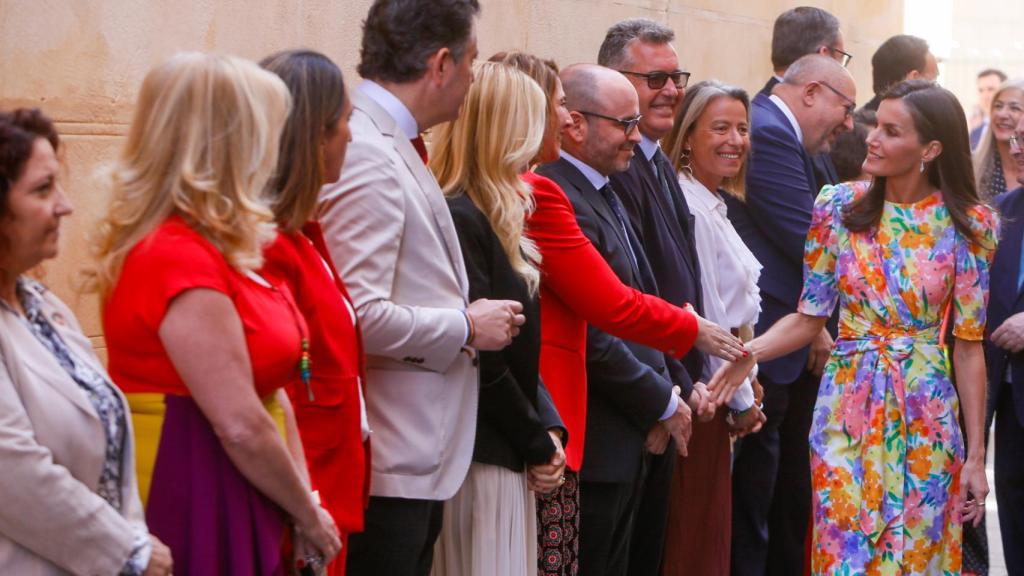 La reina Letizia junto a a la concejala de Podemos Cristina Pedrajas, vestida con los colores de la República.