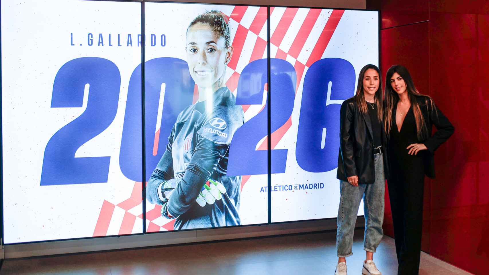 Imagen de Carlota Planas junto a la jugadora del Atlético de Madrid Lola Gallardo.