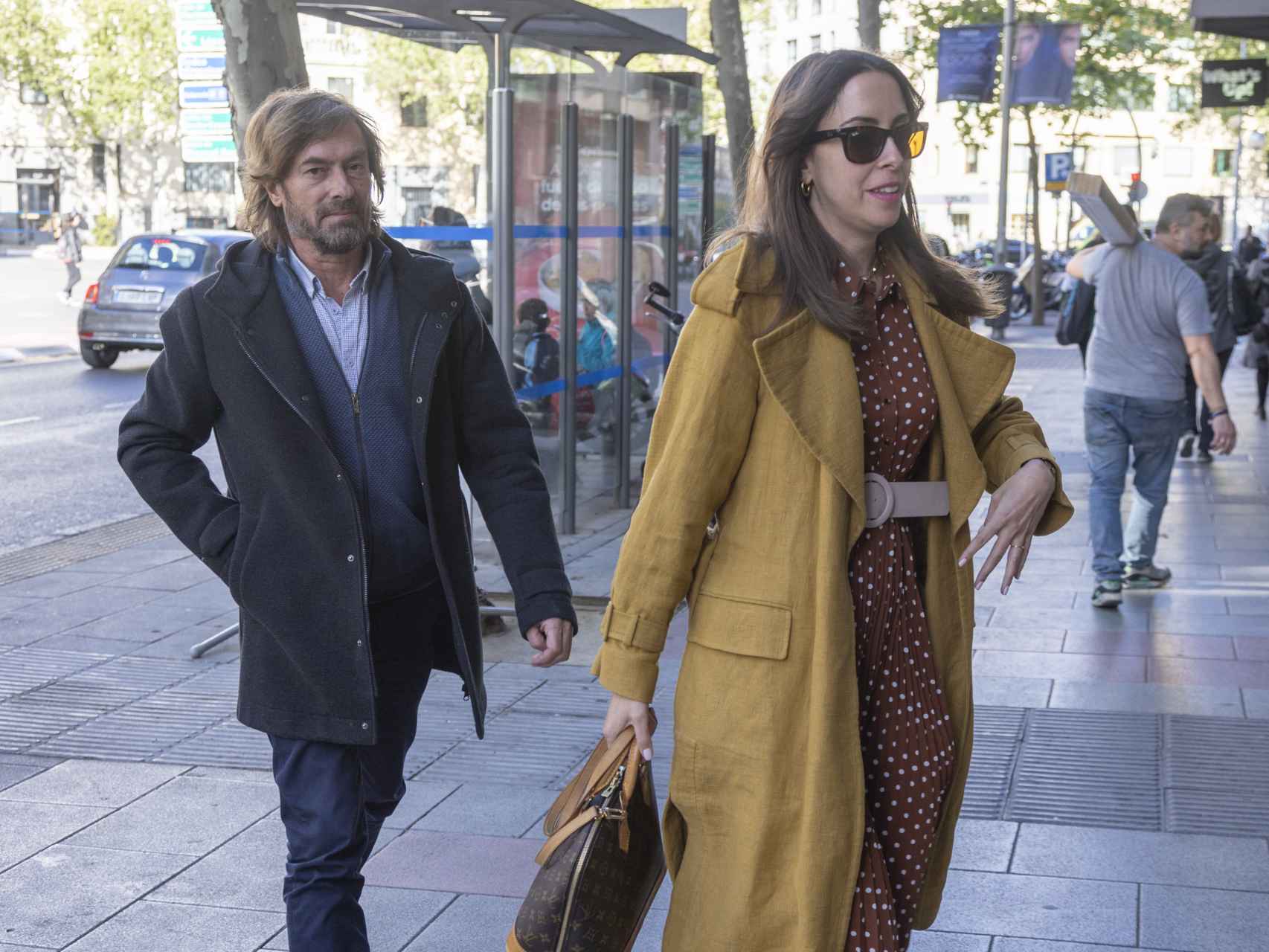 Elena Hormigos, embarazada, accede junto a su pareja, Santiago Pedraz, a un restaurante de Madrid.