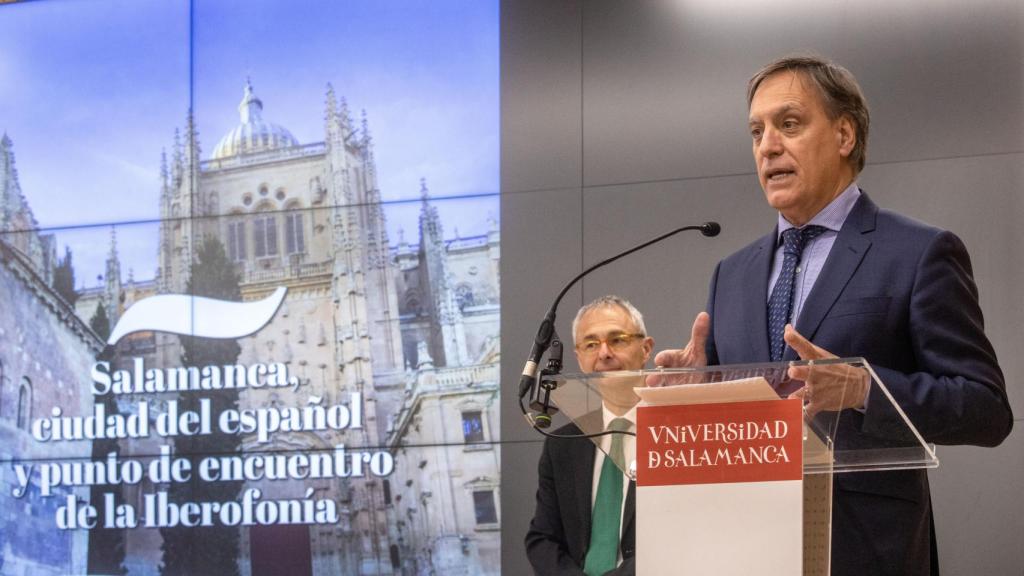 El alcalde de Salamanca, Carlos García Carbayo, y el rector de la Universidad de Salamanca, Ricardo Rivero, clausuran la Jornada ‘Salamanca, ciudad del español y punto de encuentro de la Iberofonía’.