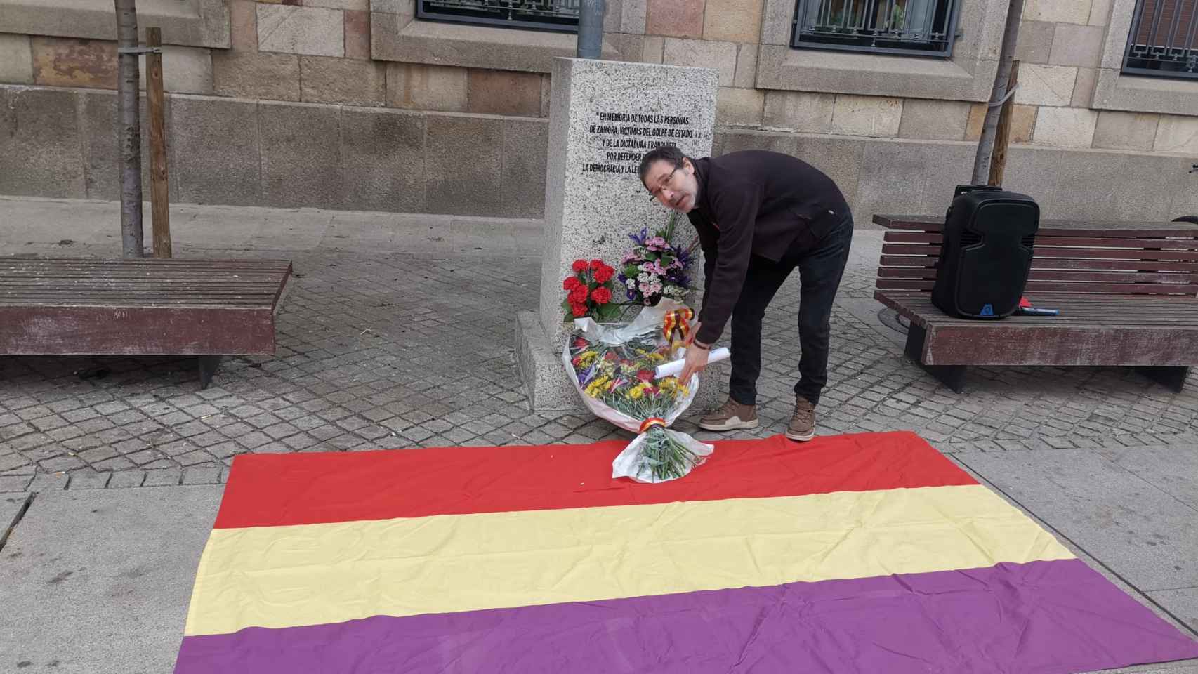 Miguel Ángel Viñas colocar un ramo de flores en el monumento por los represaliados por el franquismo de Zamora